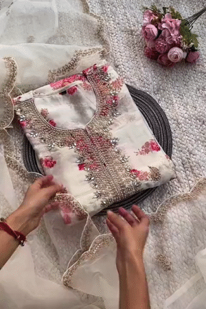 Elegant Floral Embroidered Kurta Set with Detailed Sequins