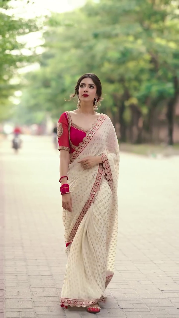 💞 Ivory Rose Designer Saree with Pink Blouse – Classic Meets Contemporary 💞