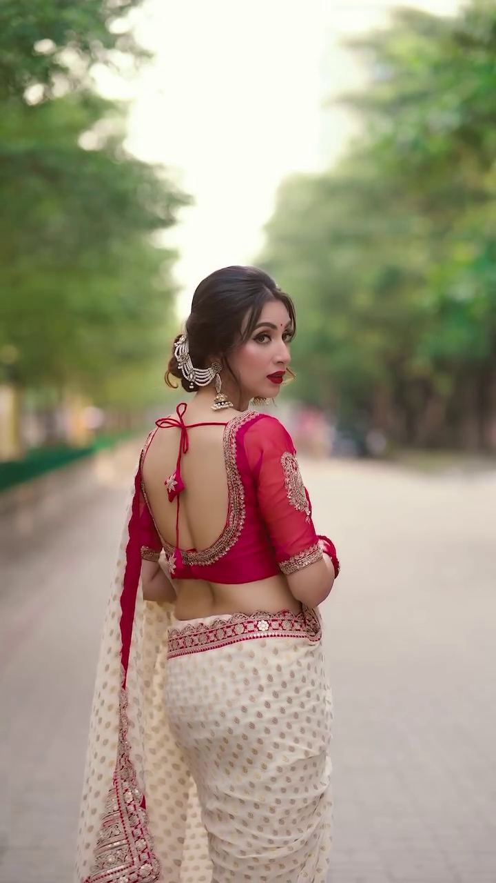 💞 Ivory Rose Designer Saree with Pink Blouse – Classic Meets Contemporary 💞 - Image 2