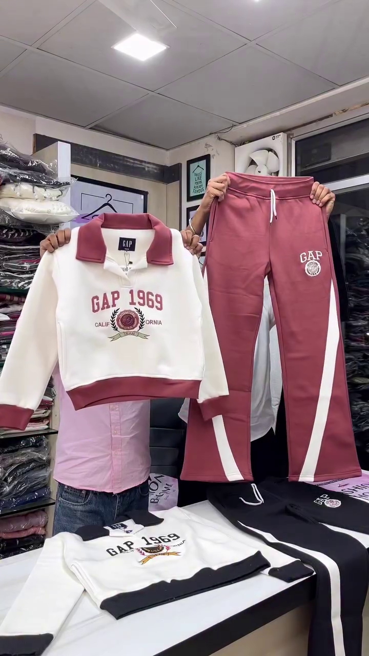 🏅Vintage-Inspired Collegiate Luxe Contrast-Sleeve Fleece Loungewear Set with Athletic Stripe Details and Elite Emblem Accents