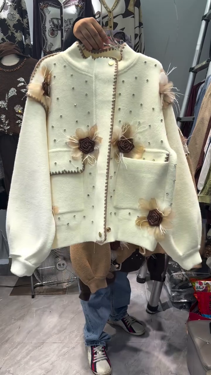 🌸 "Ethereal Winter Fantasy Handcrafted Pearl Blossom Woolen Couture Jacket with Three-Dimensional Rosettes & Feather Flair for Chic Lovers" 🌸