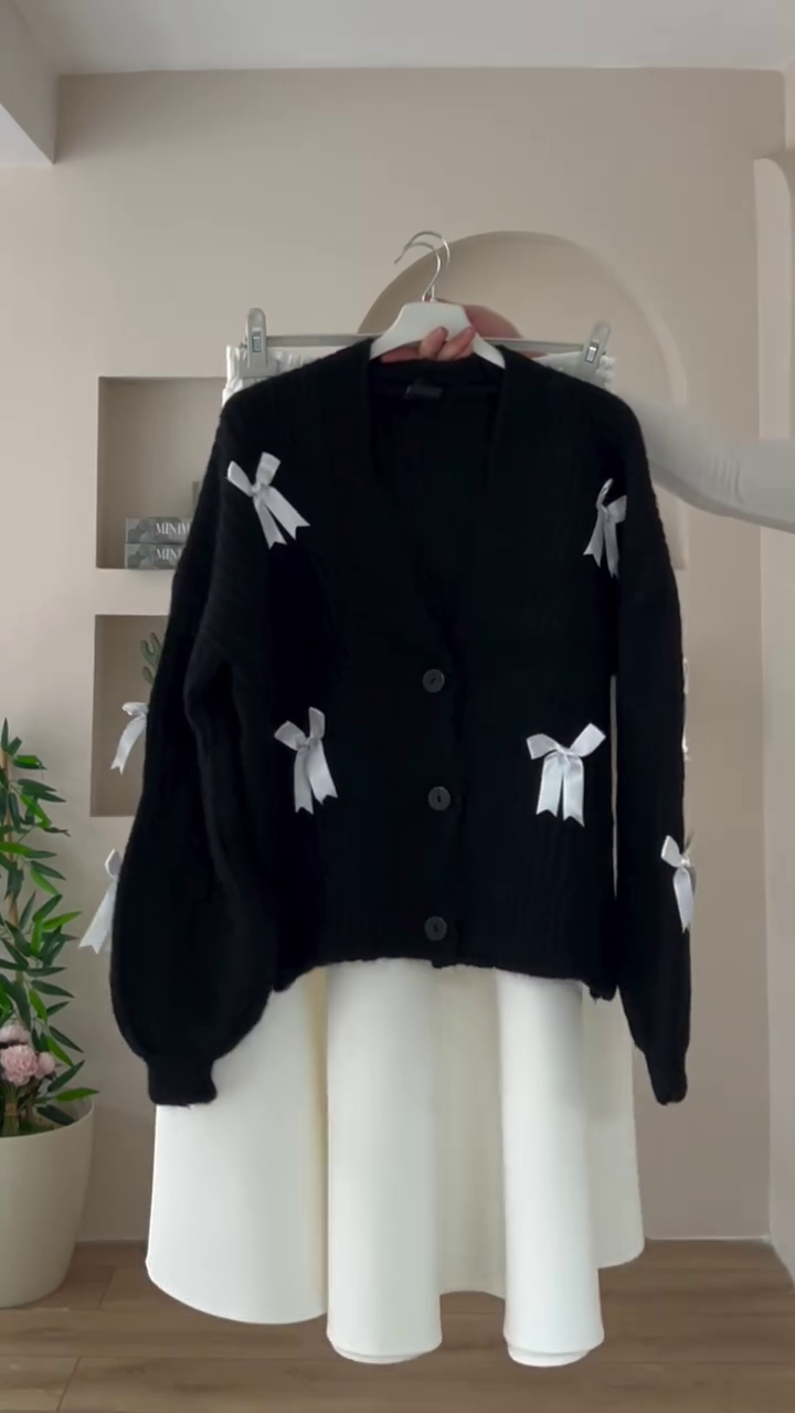 🎀 "Classic Romantic Ribbed Pearl Off-White Cardigan Embellished with Vintage Brown Bows for Lovers of Soft Feminine Dreamy Outfits" 🎀 - Image 2