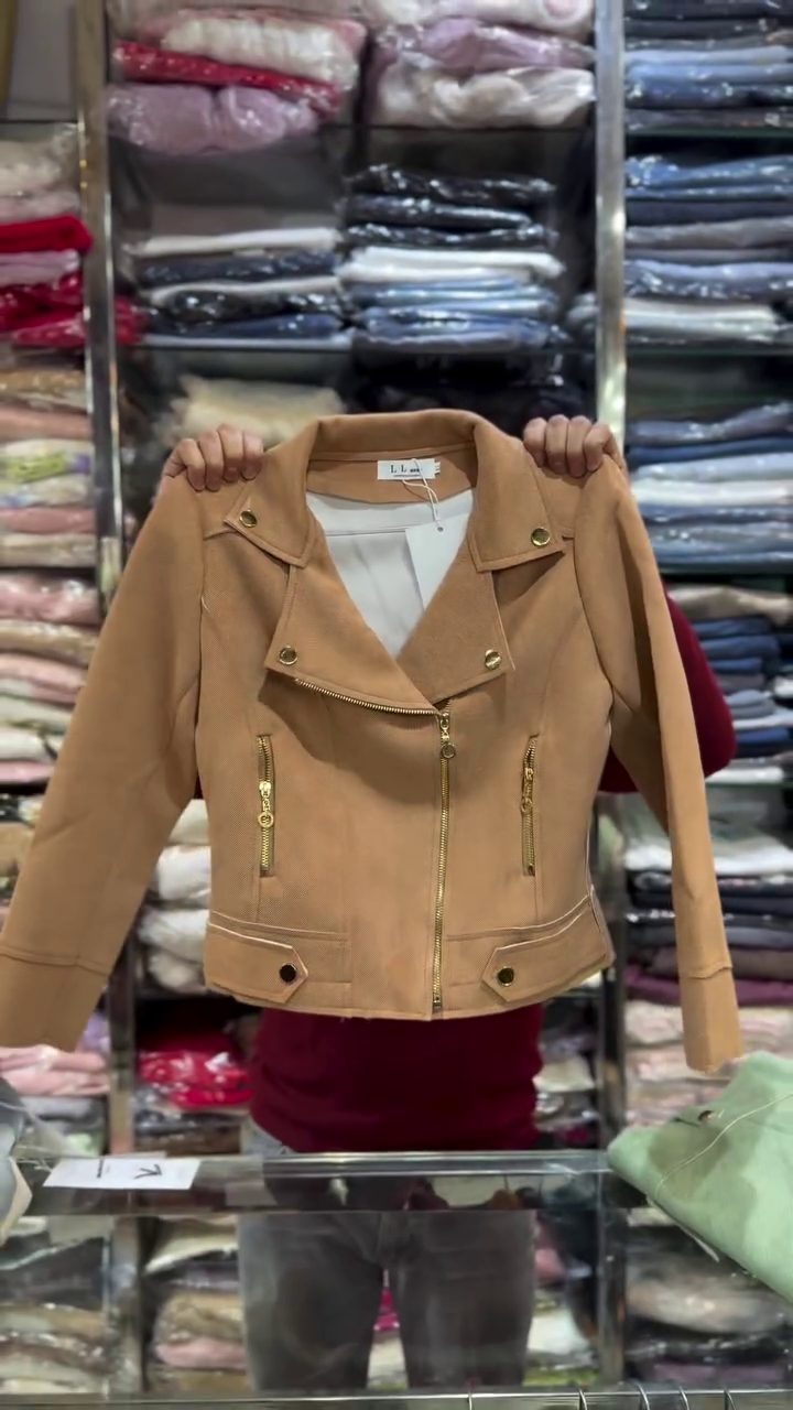 Cream Luxe Moto-Style Gold Zip Cropped Winter Jacket for Women 🧥✨