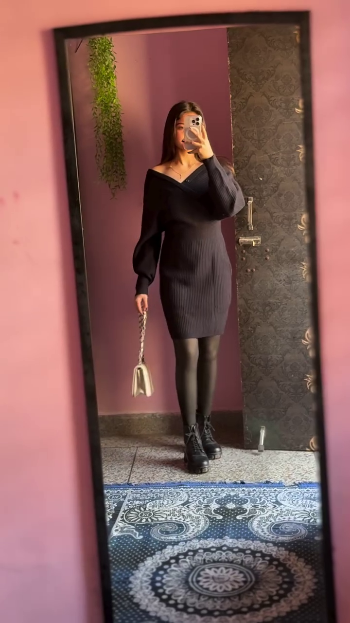 Midnight Ember: Off-Shoulder Velvet Reverie with Chainlink Charm” 🌙🖤✨