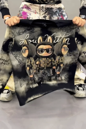 Oversized Black Graphic Streetwear Sweatshirt with Cartoon Trio Illustration & Abstract Washed Effect – Unisex Urban Casual Pullover 🖤🎨🔥