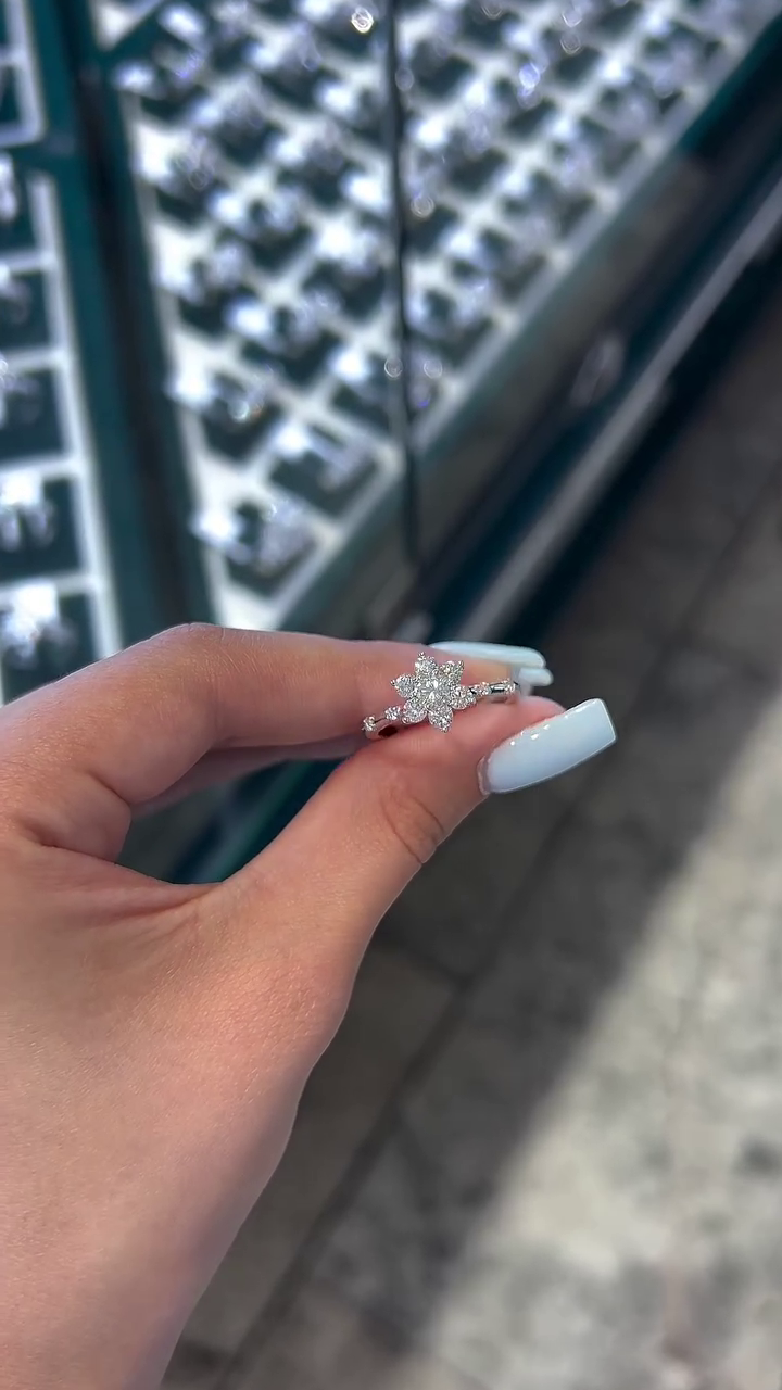 Luxury Sparkling Floral Solitaire Inspired Adjustable Crystal Statement Ring for Women | Elegant Party & Everyday Fashion Jewelry ✨🌸 - Image 2