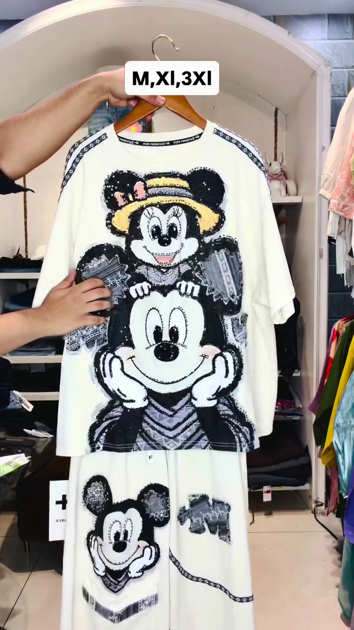 Oversized Cartoon Inspired Graphic Printed Lounge Wear Co-Ord Set with Decorative Sequin Style Artwork and Comfortable Relaxed Fit Design โจ๐ค