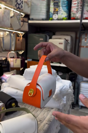 👜✨ Elegant Dual-Tone Minimalist Hand Carry Shoulder Bag for Women – Premium Chic Everyday Fashion Purse with Modern Luxury Finish 🤍🧡