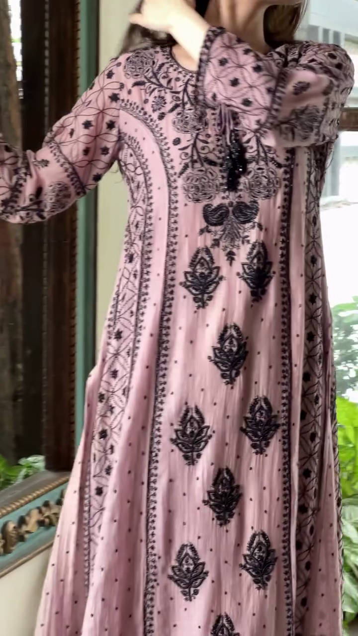 Elegant Dusty Pink Long-Sleeve Ethnic Suit Featuring Intricate Black Floral Thread Embroidery and Matching Printed Dupatta 🖤 - Image 2