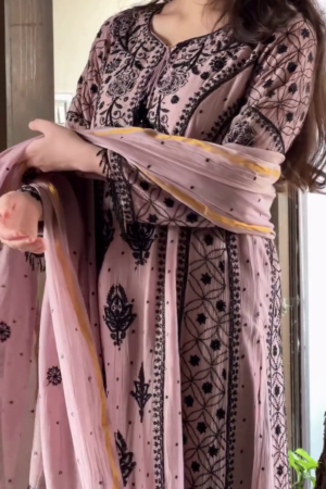 Elegant Dusty Pink Long-Sleeve Ethnic Suit Featuring Intricate Black Floral Thread Embroidery and Matching Printed Dupatta 🖤